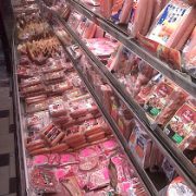 Reparto frigo con carni di un supermercato