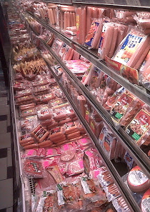 Reparto frigo con carni di un supermercato