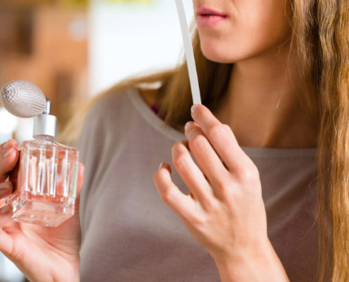 Donna che prova profumo su touche